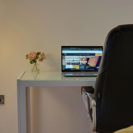 Stylish 2 Bed Apt 18 - City Centre, Free Parking, Espresso Machine & Netflix - Hosted By Stay Host Save Sheffield Exterior photo